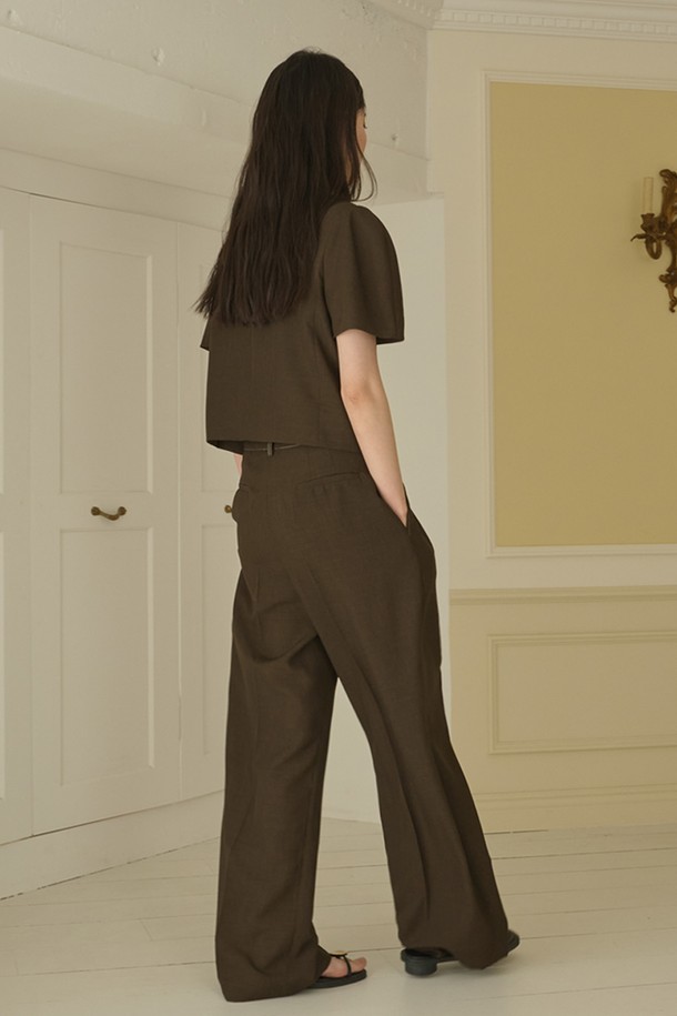 썸머 투턱 와이드 팬츠_브라운은 여름 시즌 시원하게 즐길 수 있는 여성용 와이드 팬츠입니다. 베이직하고 클래식한 무드의 디자인으로, 오피스룩이나 출근룩에 적합합니다. 얇고 부드러운 폴리에스테르 소재로 제작되어 린넨과 유사한 쿨 터치감을 선사하며, 가볍게 착용할 수 있습니다. 투턱 디자인과 메탈 버튼 디테일, 사이드 포켓으로 실용성을 더했으며, 내추럴한 플리츠 디테일이 돋보입니다. 브라운, 네이비, 블랙 세 가지 색상으로 제공됩니다.
