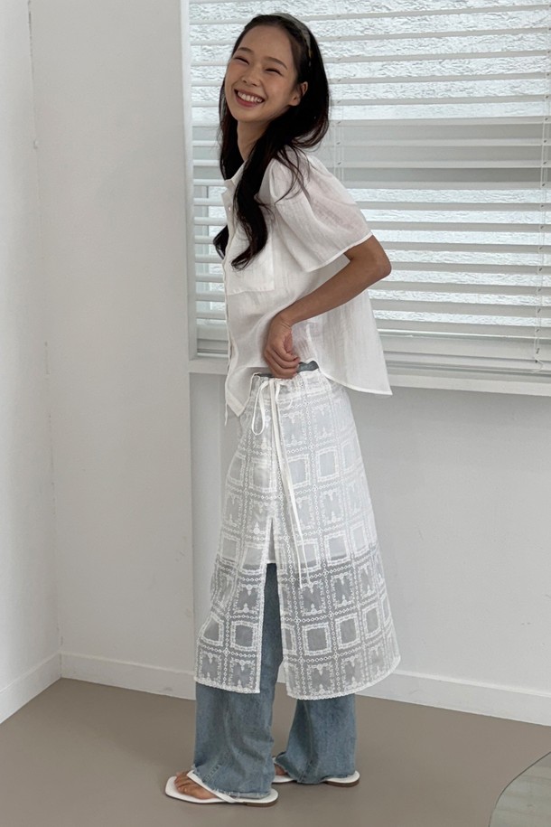 시스루 자수 레이스 슬릿 스커트는 봄, 여름 시즌 여성의 우아하고 엘레강스한 스타일을 완성해 줄 아이템입니다. 부드러운 레이온과 나일론 혼방 소재로 제작되어 편안한 착용감을 선사하며, 릴랙스 핏과 H라인 실루엣으로 은은한 여성스러움을 강조합니다. 허리 스트링으로 사이즈 조절이 가능하며, 롱 사이드 슬릿 디자인이 시원하고 세련된 느낌을 더합니다. 이너 라이닝이 포함되어 비침 걱정 없이, 데이트룩, 카페룩, 휴가룩 등 다양한 TPO에 맞춰 클래식, 미니멀, 로맨틱 스타일을 연출할 수 있습니다. 특히, 시스루 자수 레이스 셔츠와 함께 세트 아이템으로 활용하여 더욱 스타일리시하게 연출해 보세요.
