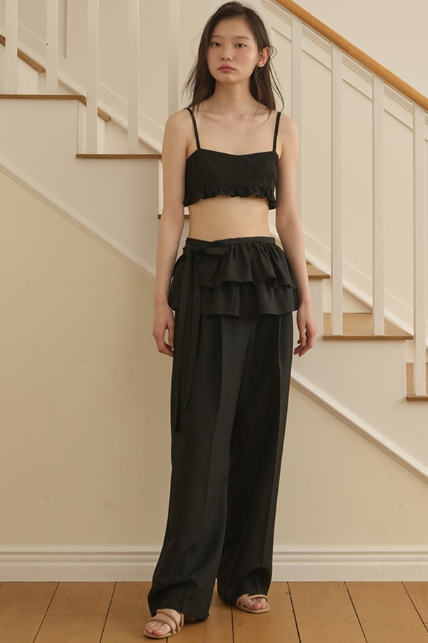 See-through Double Layered Wrap Skirt_Black (시스루 더블 레이어드 랩 스커트_블랙)는 여성스러운 매력을 극대화하는 스커트입니다. 레이온과 폴리에스테르 혼방 소재로 제작되어 부드러운 촉감과 은은한 광택감을 선사하며, 얇은 두께감으로 봄, 여름에 시원하게 착용할 수 있습니다. 시스루 디테일과 더블 레이어드 디자인이 세련된 분위기를 연출하며, 랩 스타일의 핏으로 우아하고 페미닌한 무드를 더합니다. 허리끈으로 사이즈 조절이 가능하여 편안하게 착용할 수 있으며, 데이트룩, 카페룩, 여행룩 등 다양한 TPO에 활용하기 좋습니다. 클래식, 미니멀, 로맨틱 스타일을 즐겨 입는 분들께 추천합니다.
