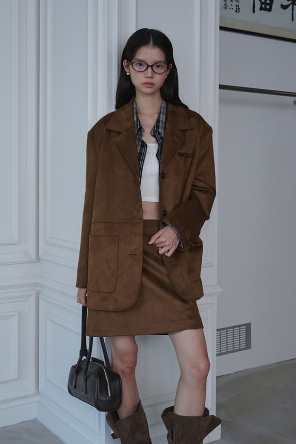 SET_스웨이드 오버핏 3버튼 재킷+포켓 미니 스커트_카멜 세트는 가을, 겨울에 어울리는 여성 의류 세트입니다. 부드러운 스웨이드 텍스처의 카멜 컬러로, 데일리룩과 오피스룩, 모임룩까지 소화 가능한 활용도 높은 아이템입니다. 테일러드 네크라인의 오버핏 3버튼 재킷과 A라인 미니스커트가 세련된 클래식, 미니멀, 시크 스타일을 연출합니다. 자켓에는 포켓 디테일이, 스커트에는 슬릿이 있어 활동성을 더했으며, 안감 처리가 되어 있어 편안하게 착용할 수 있습니다. 폴리에스테르와 스판덱스 혼방으로 제작되어 부드러운 촉감과 우수한 착용감을 선사합니다.
