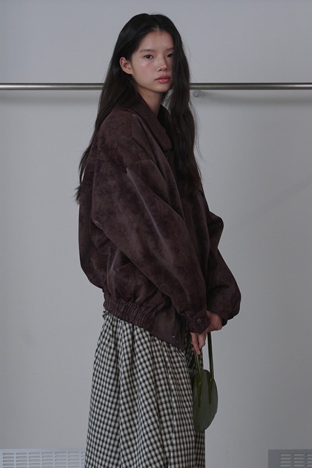 빈티지 봄버 레더 재킷 (초콜릿 브라운)은 가을, 캐주얼 및 레트로 스타일을 위한 여성 아우터입니다. 오버핏, 두꺼운 두께감, 부드러운 촉감의 폴리우레탄/폴리에스터 혼방 소재로 제작되었습니다. 코듀로이 칼라, 앞뒤 절개 라인, 가슴 포켓, 어깨 패드, 밑단 밴딩, 워싱 처리 등 다양한 디테일이 돋보입니다. 일상 및 데이트룩에 잘 어울리며, 집업 방식으로 간편하게 착용할 수 있습니다. 긴 소매 기장의 레귤러 기장으로 편안하게 즐길 수 있습니다.
