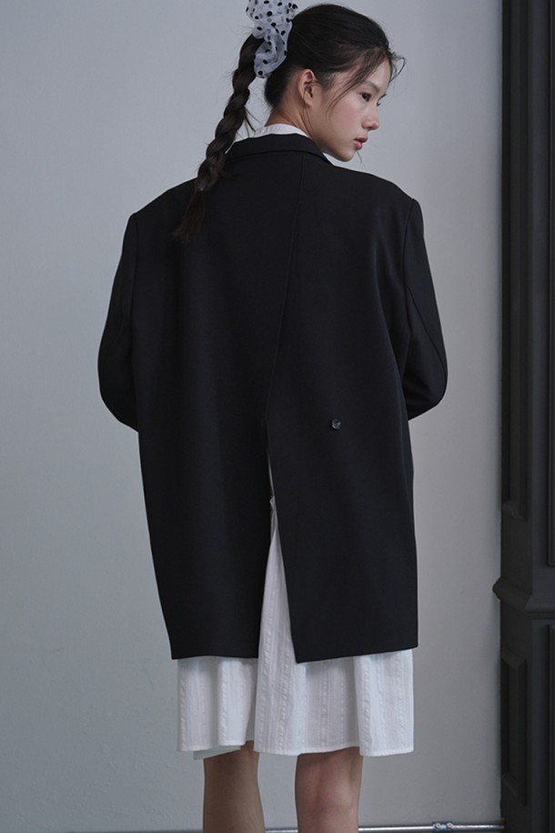 오버핏 백 슬릿 블레이저_블랙은 미니멀한 스타일을 추구하는 여성들을 위한 테일러드 블레이저입니다. 늦가을부터 초겨울까지 착용하기 좋으며, 폴리에스테르와 스판덱스 혼방 소재로 제작되어 편안한 착용감을 제공합니다. 블랙과 브라운 두 가지 색상으로 출시되었으며, 오피스룩, 출근룩, 모임룩 등 다양한 TPO에 활용 가능합니다. 싱글 버튼 여밈 방식에 레귤러 기장으로 세련된 실루엣을 연출하며, 백 슬릿 디테일과 숄더 패드, 웰트 포켓이 특징입니다. 긴 소매 기장과 안감 마감으로 고급스러운 느낌을 더했습니다.
