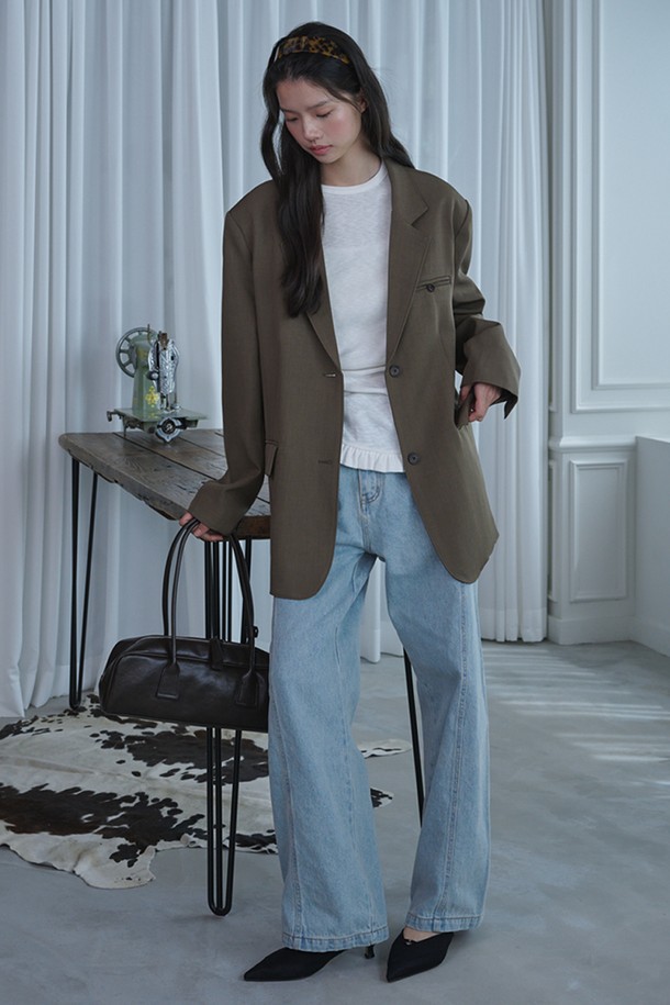 오버핏 백 슬릿 블레이저_브라운은 여성용 아우터로, 간절기와 초겨울에 착용하기 좋습니다. 미니멀한 스타일의 무지 디자인이며, 뻣뻣한 촉감의 폴리에스테르와 스판덱스 혼방 소재로 제작되었습니다. 오버핏 레귤러 기장의 싱글 버튼 블레이저로, 백 슬릿 디테일과 숄더 패드, 왼쪽 가슴 웰트 포켓, 2버튼 디테일, 그리고 주름 방지 가공이 특징입니다. 오피스룩, 출근룩, 모임룩 등 다양한 TPO에 활용 가능하며, 클래식, 미니멀, 시크한 스타일을 연출할 수 있습니다.
