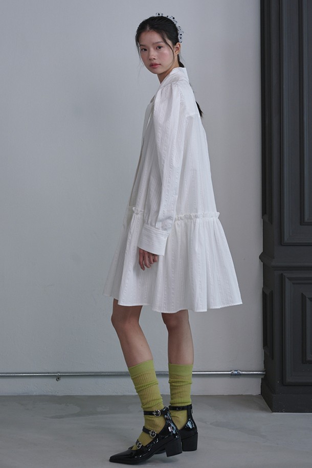 퍼프 슬리브 스카프 미니 드레스_화이트는 우아함과 클래식함을 동시에 선사하는 여성 미니 원피스입니다. 부드러운 면 소재로 제작되어 편안한 착용감을 자랑하며, 봄, 여름 계절에 시원하게 즐길 수 있습니다. 스퀘어넥 디자인과 A라인 핏이 여성스러운 실루엣을 연출하며, 허리 셔링과 스카프, 타이 디테일이 더해져 다양한 스타일링을 연출할 수 있습니다. 긴 소매와 화이트, 블랙 컬러 구성으로 데이트룩, 카페룩, 모임룩 등 TPO에 맞춰 로맨틱하고 미니멀한 스타일을 완성해보세요. 단독 또는 레이어드하여 다채로운 분위기를 연출할 수 있는 매력적인 아이템입니다.
