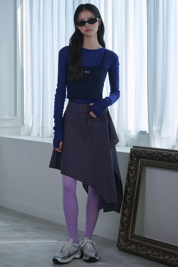 언밸런스 레이어드 체크 스커트_블루는 여성스러운 무드를 연출하는 캐주얼 스타일의 스커트입니다. 블루와 블랙 컬러의 체크 패턴이 돋보이며, 봄, 가을에 착용하기 좋습니다. 면과 폴리에스테르 혼방 소재로 제작되어 편안한 착용감을 선사합니다. 비대칭 밑단과 허리 스트랩, 슬릿, 러플 디테일이 더해져 유니크한 디자인을 완성하며, 안감이 내장되어 있어 레이어드 스타일링이 용이합니다. 데이트룩, 쇼핑룩, 카페룩 등 다양한 TPO에 활용하여 개성 있는 스타일을 연출해보세요.
