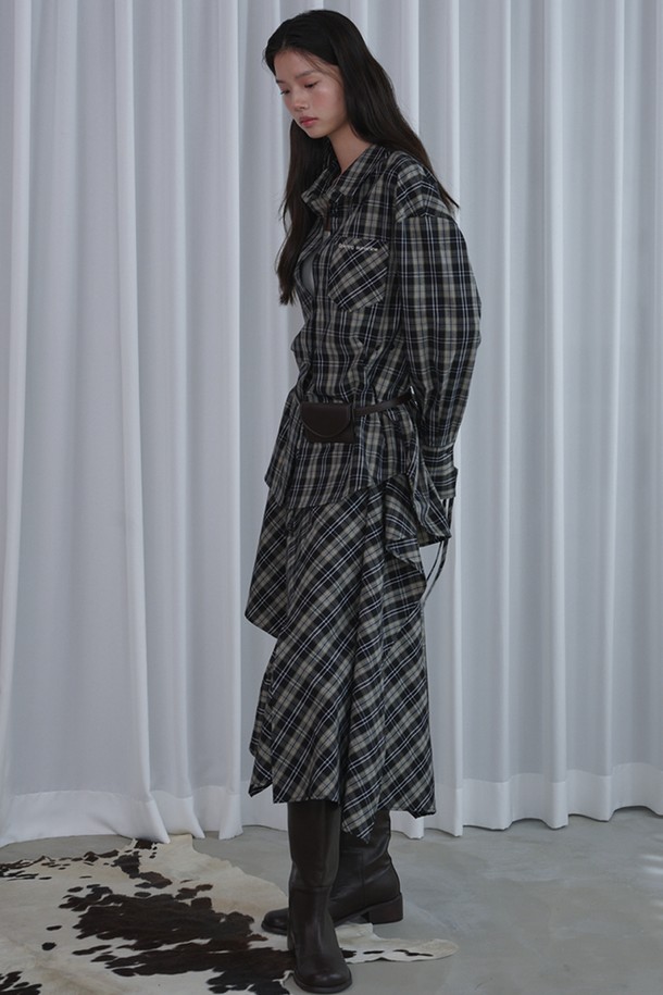 언밸런스 레이어드 체크 스커트_블랙은 모던하면서도 클래식한 스타일을 연출하는 여성용 스커트입니다. 부드러운 면 소재로 제작되어 편안한 착용감을 선사하며, 봄, 가을에 입기 좋습니다. 블랙과 블루 두 가지 색상으로 출시되었으며, 언밸런스 A라인 핏과 레이어드 디자인이 특징입니다. 비대칭 햄라인, 슬릿 및 러플 디테일, 허리 스트링이 더해져 세련된 포인트를 더합니다. 데이트룩, 카페룩, 모임룩 등 다양한 TPO에 맞춰 클래식, 미니멀, 로맨틱 스타일을 연출해보세요.
