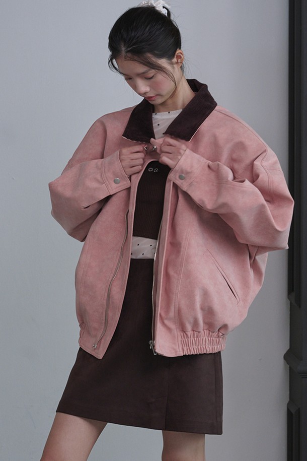 스웨이드 포켓 미니 스커트_다크 브라운은 여성스러운 무드를 연출하는 미니스커트입니다. 가을, 겨울에 어울리는 다크 브라운과 카멜 두 가지 색상으로 출시되었으며, 부드러운 스웨이드 텍스처가 특징입니다. A라인 핏에 3버튼 디자인, 더블 플랩 포켓, 슬릿 디테일이 더해져 클래식하면서도 베이직한 스타일을 완성합니다. 일상, 데이트룩, 카페룩, 겨울 데일리룩 등 다양한 TPO에 활용 가능하며, 미니멀, 시크한 스타일을 즐기는 분들께 추천합니다. 비 또는 눈에 약하니, 착용에 유의해주세요.
