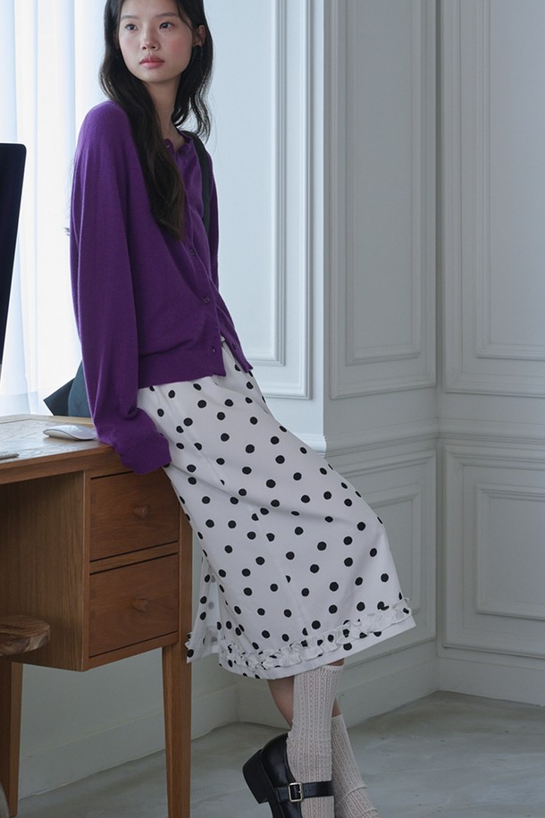 플릴 미디 도트 스커트_화이트는 여성스러운 무드를 연출하는 미디 스커트입니다. 부드러운 폴리에스테르 소재로 제작되어 편안한 착용감을 제공하며, 허리 스트링과 A라인 플레어 핏이 특징입니다. 화이트, 핑크, 블랙 세 가지 색상으로 제공되며, 프릴 디테일과 도트 무늬가 로맨틱한 분위기를 더합니다. 데이트룩, 카페룩, 봄 소풍룩 등 다양한 TPO에 활용 가능하며, 안감이 있어 비침 걱정 없이 플로우 실루엣을 즐길 수 있습니다.
