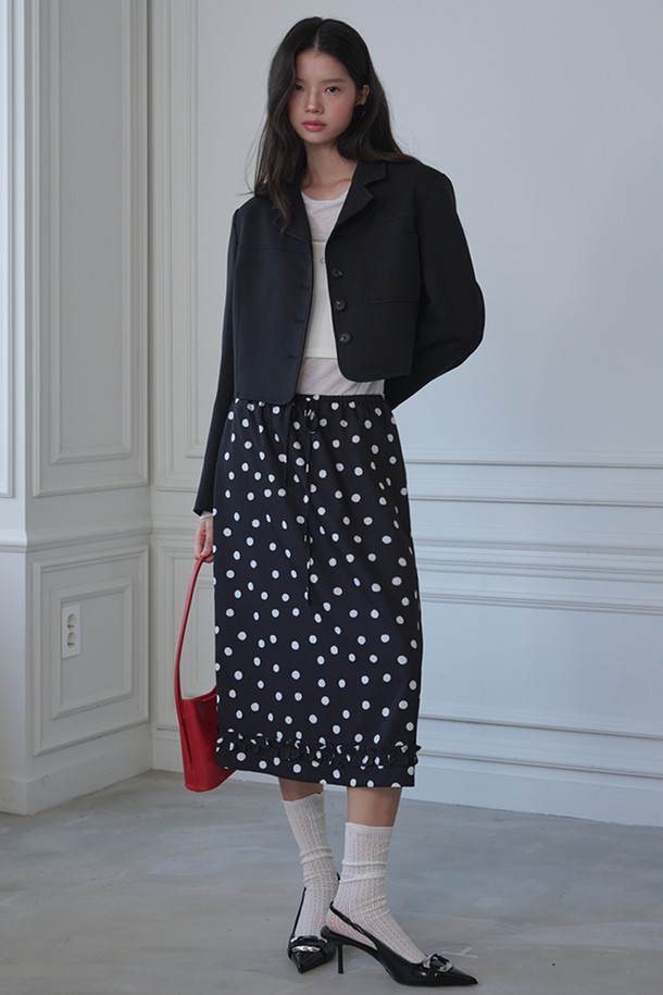 프릴 미디 도트 스커트_블랙은 페미닌하고 로맨틱한 무드를 연출하는 여성용 미디스커트입니다. 블랙, 핑크, 화이트 세 가지 컬러로 출시되었으며, 봄, 여름에 잘 어울리는 얇은 두께의 폴리에스테르 소재로 제작되었습니다. 허리 밴딩과 A라인 핏으로 편안하면서도 자연스러운 실루엣을 선사하며, 밑단 프릴 디테일이 여성스러움을 더합니다. 데이트룩, 카페룩, 봄 소풍룩 등 다양한 TPO에 활용하기 좋으며, 로맨틱, 미니멀, 클래식 스타일을 즐기는 분들께 추천합니다. 부드러운 촉감과 안감 처리로 편안하게 착용할 수 있습니다.
