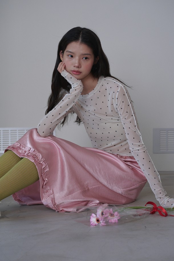 프릴 미디 새틴 스커트_핑크는 여성스러운 무드를 연출하는 미디 길이의 스커트입니다. 얇고 부드러운 폴리에스테르 소재로 제작되어 봄, 여름에 시원하게 착용하기 좋습니다. 허리 스트링으로 사이즈 조절이 가능하며, 실키한 광택감과 자연스러운 드레이핑이 특징입니다. 밑단 프릴 디테일이 더해져 우아하고 페미닌한 스타일을 완성하며, 데이트룩, 카페룩, 쇼핑룩 등 다양한 TPO에 활용하기 좋습니다. 로맨틱, 미니멀, 클래식 스타일을 즐기는 분들께 추천합니다.
