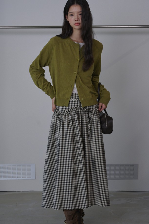 요크 프릴 체크 맥시 스커트_블랙은 여성스러운 무드를 연출하는 A라인 스커트입니다. 부드러운 면과 폴리에스테르 혼방 소재로 제작되어 편안한 착용감을 선사하며, 안감이 있어 비침 걱정 없이 입을 수 있습니다. 요크 라인과 프릴 디테일이 로맨틱한 분위기를 더하고, 체크 패턴이 클래식한 매력을 더합니다. 루즈핏으로 활동성을 높였으며, 블랙과 베이지 컬러로 출시되어 다양한 상의와 매치하여 데이트룩, 카페룩, 모임룩 등 다채로운 스타일을 연출할 수 있습니다. 봄, 가을 계절에 적합하며, 페미닌하고 미니멀한 스타일을 선호하는 분들께 추천합니다.
