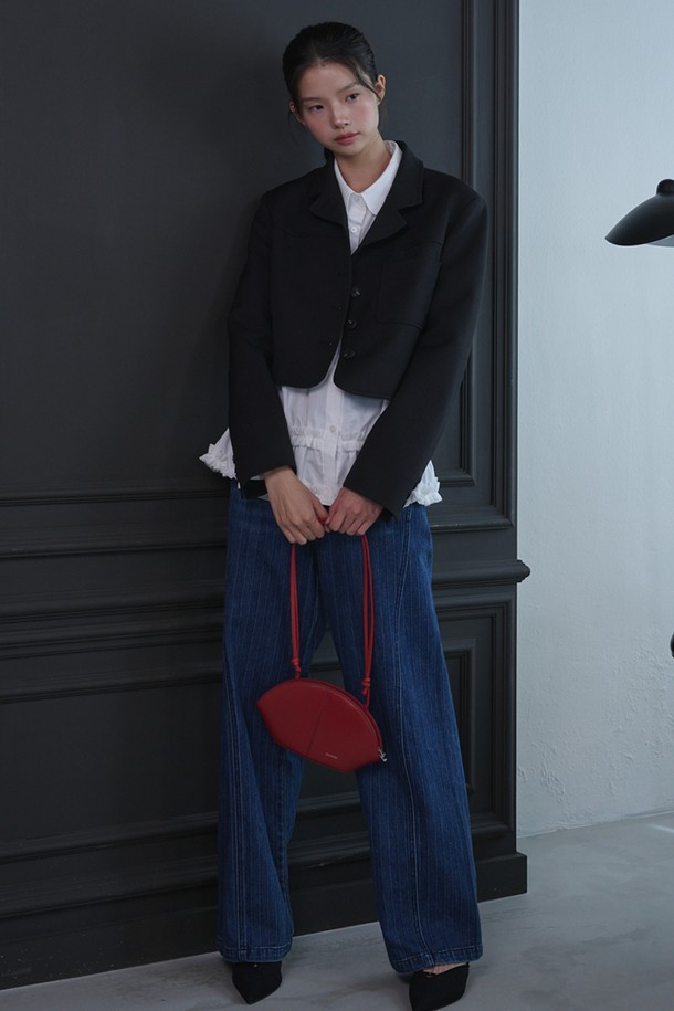 프릴 레이어드 코튼 블라우스_화이트는 여성스러운 무드를 연출하는 블라우스입니다. 부드러운 면 소재로 제작되어 봄, 여름 시즌에 시원하고 편안하게 착용할 수 있습니다. 라운드 넥에 긴 소매, 레귤러 핏으로 디자인되었으며, 프릴 디테일과 2단 레이어드 디자인이 특징입니다. 크롭 기장으로 제작되어 데이트룩, 카페룩, 쇼핑룩 등 다양한 TPO에 활용 가능하며 미니멀, 클래식, 로맨틱 스타일을 즐겨 입는 분들께 추천합니다. 단독 또는 레이어드하여 다양한 스타일을 연출해 보세요.
