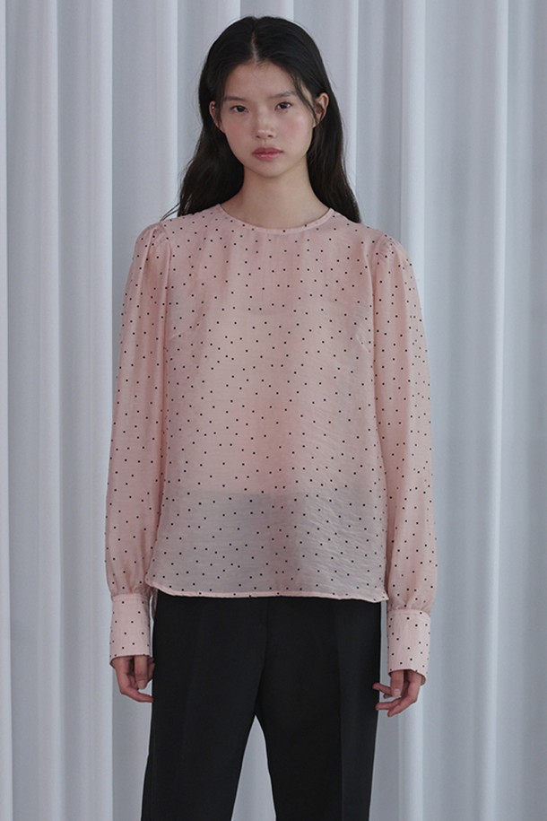 도트 스카프 블라우스_핑크는 여성스러운 무드를 연출하는 상의입니다. 부드러운 폴리에스테르 소재로 제작되어 봄, 여름 시즌에 시원하게 착용할 수 있습니다. 얇은 두께감과 레귤러 핏으로 편안함을 선사하며, 라운드넥과 긴 소매, 스카프 디테일이 특징입니다. 도트 패턴과 핑크 컬러가 페미닌한 스타일을 완성하며, 데이트룩, 모임룩, 소개팅룩 등 다양한 TPO에 로맨틱, 클래식, 미니멀한 스타일로 연출하기 좋습니다.

