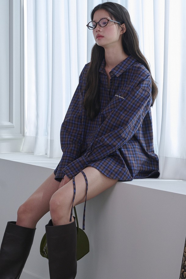 체크 블루 리본 디테일 오버핏 코튼 셔츠는 여성들을 위한 상의입니다. 봄, 가을에 어울리는 긴 소매 셔츠로, 클래식과 캐주얼 스타일을 모두 소화할 수 있습니다. 면 소재로 제작되었으며, 칼라넥과 가슴 포켓, 브랜드 로고 자수, 리본 소매 디테일이 특징입니다. 오버핏으로 편안하게 착용 가능하며, 데이트룩, 오피스룩, 모임룩 등 다양한 TPO에 활용할 수 있습니다. 언밸런스 스커트와 세트 연출하여 더욱 스타일리시하게 즐길 수 있습니다.
