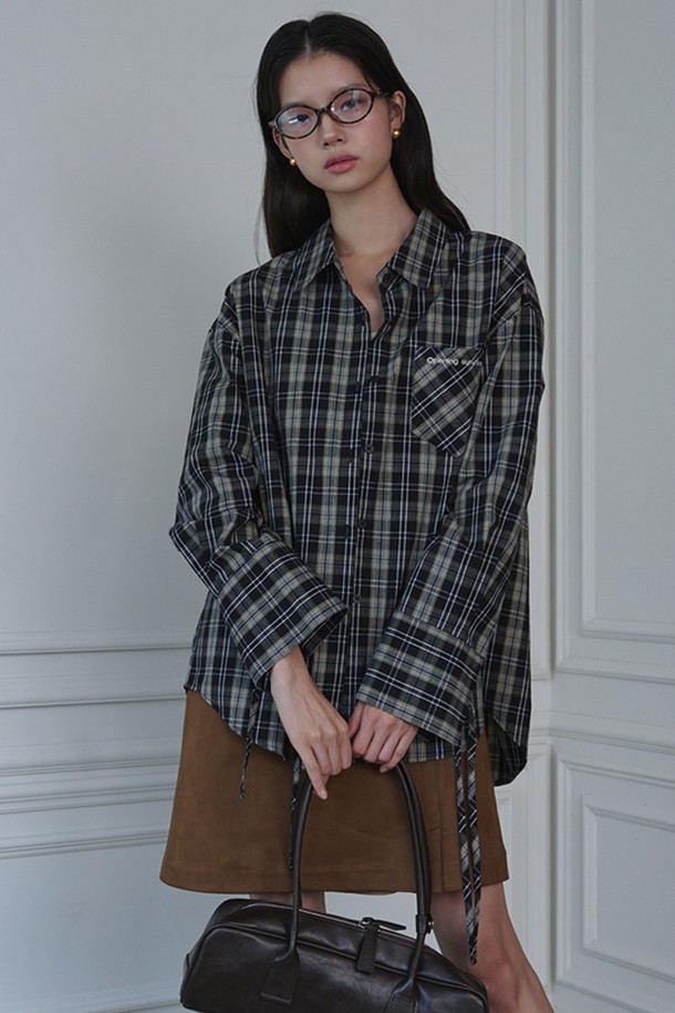 리본 디테일 오버핏 코튼 셔츠_체크 블랙은 클래식과 캐주얼 무드를 넘나드는 여성 셔츠입니다. 봄, 가을에 적합하며, 데이트룩, 오피스룩, 출근룩 등 다양한 TPO에 활용할 수 있습니다. 

세미 오버핏 실루엣에 긴소매, 칼라넥 디자인이 특징이며, 가슴 포켓과 리본 소매 디테일이 여성스러운 포인트를 더합니다. 면 소재로 제작되어 편안한 착용감을 선사하며, 블랙, 화이트, 블루 3가지 색상의 체크 패턴으로 출시되었습니다. 

클래식, 캐주얼,  미니멀 스타일을 즐겨 입는 분들께 추천합니다. 브랜드 로고 자수 디테일이 디자인의 완성도를 높여줍니다.
