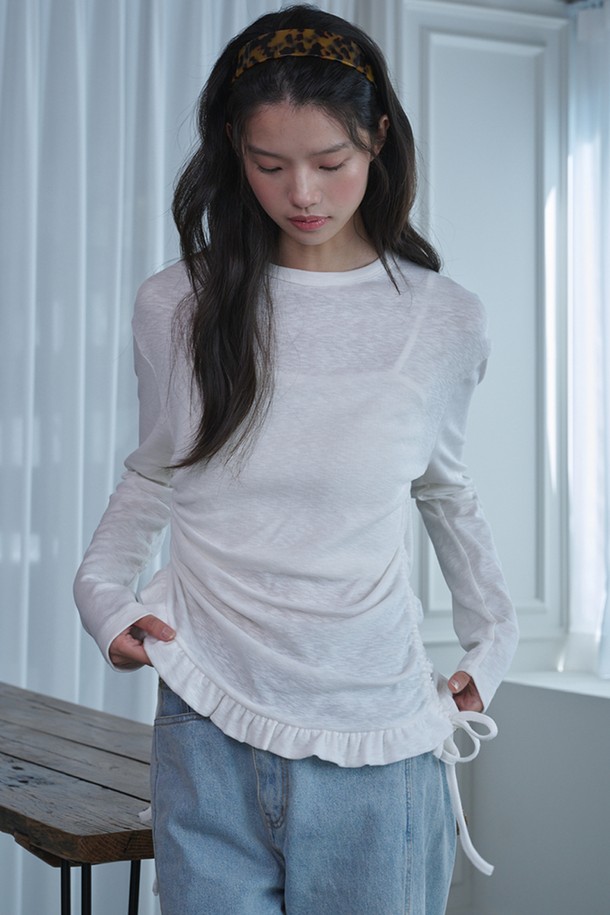 아이보리 색상의 사이드 셔링 프릴 롱 슬리브 티셔츠입니다. 부드러운 모달과 스판덱스 혼방 소재로 제작되어 편안한 착용감을 선사합니다. 옆면 셔링과 프릴 디테일이 우아한 분위기를 연출하며, 슬럽 텍스처로 은은한 포인트를 더했습니다. 단독 또는 레이어드하여 사계절 내내 다양하게 활용 가능하며, 데이트룩, 카페룩 등 스타일에 미니멀, 클래식, 로맨틱 무드를 더해줍니다. 라운드넥과 레귤러핏으로 부담 없이 즐겨 입을 수 있습니다.
