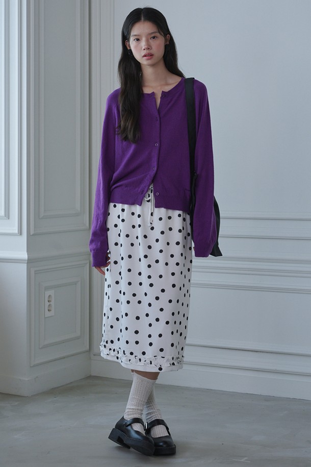 라운드 넥 메리노 울 가디건_퍼플은 부드러운 촉감과 두꺼운 두께감으로 가을, 겨울철 따뜻하게 착용하기 좋은 여성용 가디건입니다. 라운드 넥 디자인과 레귤러 핏으로 베이직하면서도 클래식한 스타일을 연출하며, 버튼 여밈 방식으로 편안하게 입고 벗을 수 있습니다. 메리노 울 소재 특유의 고급스러운 분위기를 자아내며, 무지 디자인으로 다양한 룩에 매치하기 용이합니다. 출근룩과 모임룩 모두 소화 가능한 활용도 높은 아이템으로, 미니멀, 캐주얼 스타일을 즐겨 입는 분들께 추천합니다.
