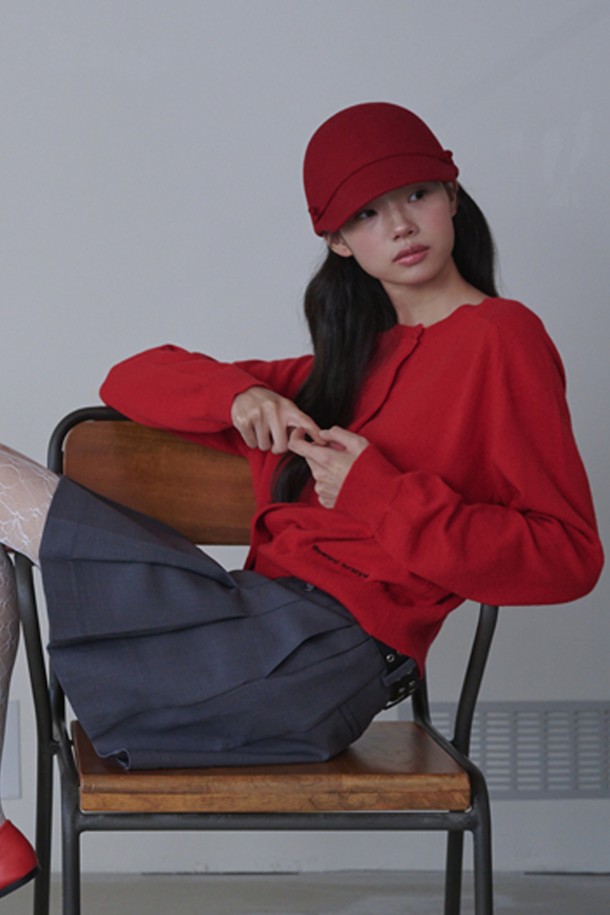 **라운드 넥 메리노 울 가디건_레드**는 부드러운 촉감의 메리노 울 소재로 제작되어 가을과 겨울에 따뜻하게 착용하기 좋은 여성용 가디건입니다. 베이직하고 미니멀한 디자인으로 출근룩, 모임룩 등 다양한 TPO에 활용 가능하며, 레귤러핏과 라운드 넥, 긴 소매 기장이 특징입니다. 얇은 두께감으로 간절기에도 부담 없이 즐길 수 있으며, 무지 디자인과 버튼 여밈 디테일로 클래식, 미니멀, 캐주얼 스타일을 연출하기 좋습니다. 크롭 기장으로 세련된 실루엣을 완성합니다.
