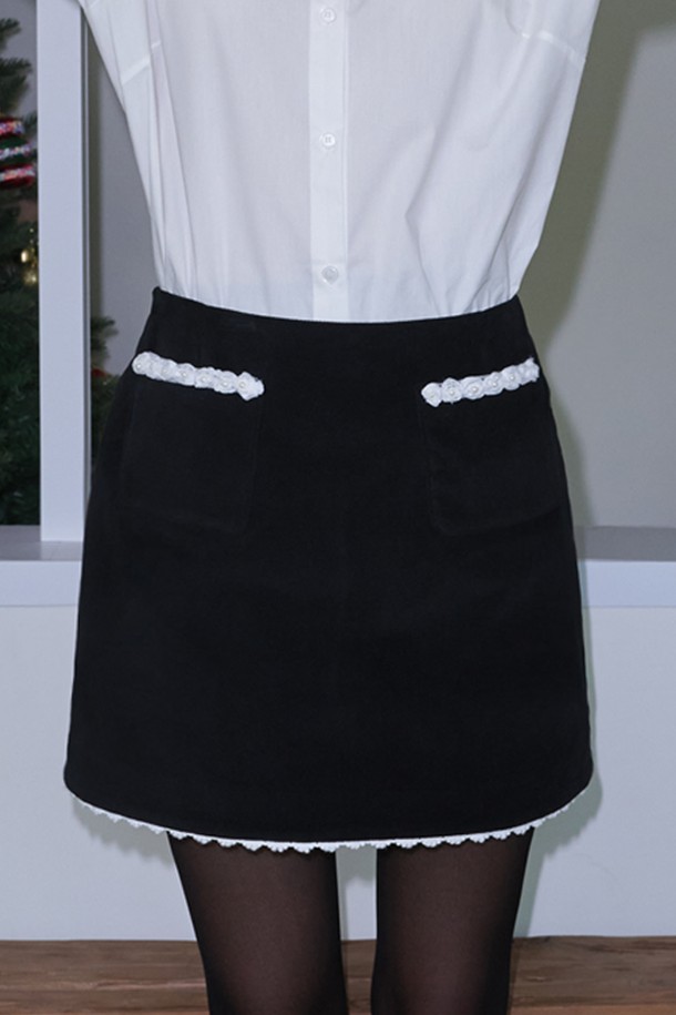 레이스 트리밍 벨벳 베스트와 미니 스커트 세트_블랙입니다. 부드러운 촉감의 벨벳 소재로 제작되었으며, 가을과 겨울에 따뜻하게 착용할 수 있습니다. 클래식하고 시크한 스타일로, 여성스러운 분위기를 연출하며, 라운드 넥의 민소매 베스트와 A라인 미니스커트가 조화롭게 어울립니다. 레이스 트리밍 디테일이 고급스러움을 더하며, 모임룩, 파티룩, 연말 모임룩에 적합합니다. 레귤러핏으로 편안하게 착용 가능하며, 두께감 있는 소재로 겨울철에도 따뜻하게 입을 수 있습니다.
