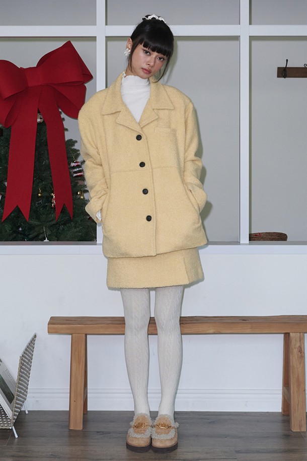 버터 컬러의 Set_부클 울 오버사이즈 재킷과 포켓 미니 스커트 세트입니다. 부드러운 촉감의 울(Wool) 부클 소재로 제작되어 가을, 겨울 시즌에 따뜻하게 착용할 수 있습니다. 넉넉한 오버핏의 긴소매 재킷과 A라인 미니 스커트 조합으로 클래식하면서도 엘레강스한 무드를 연출합니다. 라운드넥 디자인과 포켓 디테일이 돋보이며, 오피스룩 또는 모임룩으로 활용하기 좋습니다. 미니멀한 스타일을 선호하는 여성분들께 추천하는 제품입니다.
