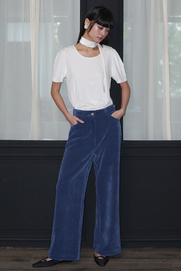 벨보티 Corduroy Wide Pants_데님 블루는 부드러운 촉감의 벨벳, 코듀로이, 데님 소재가 혼합된 와이드 팬츠입니다. 가을, 겨울 시즌에 어울리는 두꺼운 두께감과 루즈핏으로 편안한 착용감을 선사합니다. 데님 블루 컬러의 무지 디자인으로 캐주얼, 클래식, 미니멀 스타일을 모두 소화할 수 있습니다. 데이트룩, 모임룩, 출근룩 등 다양한 TPO에 활용 가능하며, 어떤 상의와도 매치하기 용이합니다. 폭넓은 스타일 소화력으로 당신의 겨울 스타일링에 포인트를 더해보세요.
