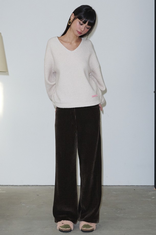 벨벳틴 코듀로이 와이드 팬츠_브라운은 가을과 겨울에 따뜻하게 입을 수 있는 공용 와이드 팬츠입니다. 부드러운 촉감의 코듀로이 소재로 제작되어 편안한 착용감을 선사하며, 루즈핏 디자인으로 캐주얼하고 베이직한 스타일을 연출합니다. 톤 다운된 브라운 컬러와 무지 패턴으로 다양한 상의와 매치하기 용이합니다. 두꺼운 두께감으로 보온성을 높였으며, 미니멀하고 클래식한 스타일을 선호하는 분들께 추천합니다.
