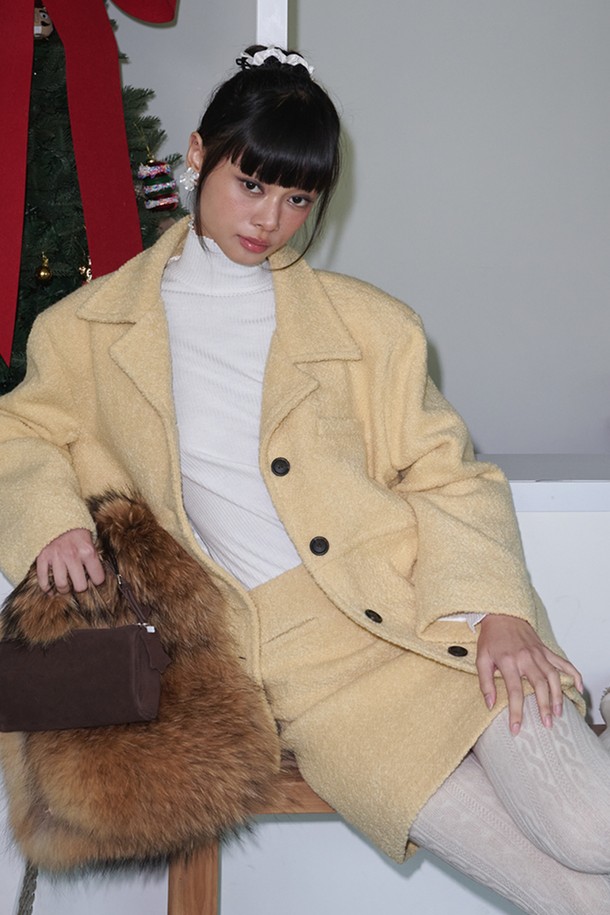 버터 컬러의 부클 울 포켓 미니 스커트입니다. 부드러운 촉감과 따뜻한 두께감으로 가을, 겨울철 데일리룩과 일상룩에 활용하기 좋습니다. A라인 핏과 미니멀, 베이직한 디자인으로 다양한 상의와 매치하기 용이합니다. 울 소재 특유의 고급스러움과 포켓 디테일이 실용성을 더했습니다. 레귤러 핏으로 편안하게 착용 가능하며, 베이직한 디자인으로 유행을 타지 않아 오랫동안 즐겨 입을 수 있습니다.
