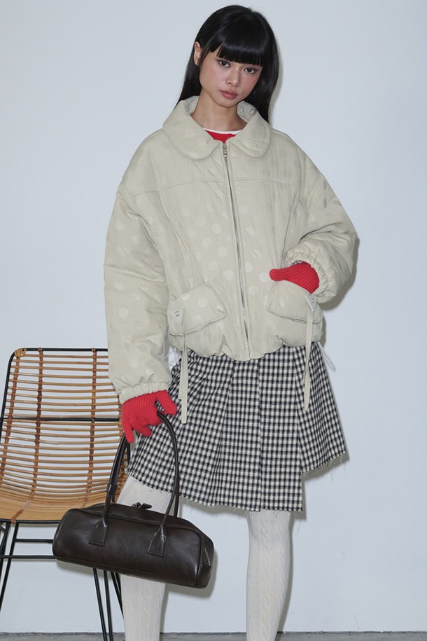 베이지 컬러의 버클 플리츠 체크 랩 미니 스커트입니다. 여성 의류로, 데이트룩, 모임룩, 소개팅룩에 어울리는 스타일을 연출할 수 있습니다. 클래식, 미니멀, 걸리시 무드를 자아내며, 체크 패턴과 랩 디자인, 플리츠 디테일이 특징입니다. 미니 기장으로 다리가 길어 보이는 효과를 주며, 버클 장식이 포인트로 더해져 세련된 느낌을 선사합니다.
