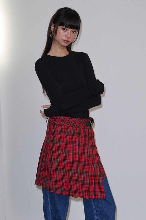 버클 플리츠 체크 랩 미니 스커트_레드는 캐주얼한 무드의 여성용 미니스커트입니다. 봄, 가을에 어울리는 얇은 두께의 폴리에스테르 소재로 제작되었으며, 부드러운 촉감이 특징입니다. 랩 스타일의 디자인과 플리츠 디테일, 체크 패턴이 돋보이며 버클 장식으로 포인트를 더했습니다. 데이트룩, 모임룩, 캐주얼, 클래식, 걸리시 스타일 모두 소화 가능한 활용도 높은 아이템입니다. 레귤러핏으로 편안하게 착용할 수 있습니다.

