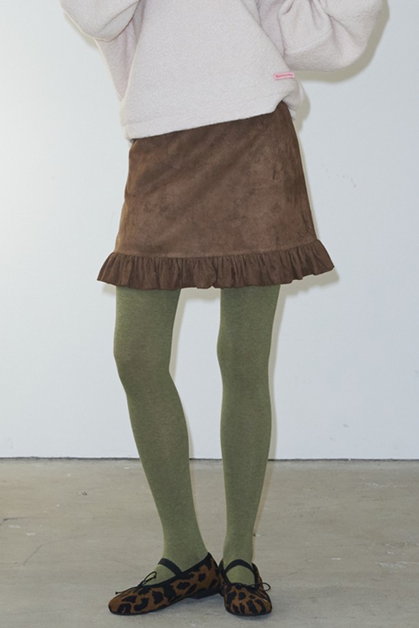 부드러운 스웨이드 소재의 여성용 "스웨이드 프릴 미니 스커트_브라운"입니다. 가을과 겨울에 어울리는 캐주얼 스타일의 미니스커트로, 프릴 디테일이 여성스러운 분위기를 더합니다. 데이트룩, 캐주얼, 클래식, 미니멀한 스타일 연출에 적합하며, 따뜻하고 포근한 느낌을 선사합니다. 무지 디자인으로 어떤 상의와도 쉽게 매치하여 다양한 스타일을 연출할 수 있습니다. 브라운 컬러는 계절에 어울리는 차분하고 세련된 느낌을 줍니다.
