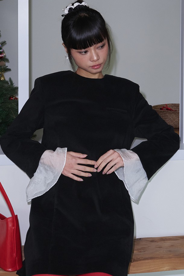 블랙 레이스 트리밍 벨벳 베스트는 가을과 겨울, 당신의 엘레강스한 스타일을 완성해 줄 아이템입니다. 부드러운 촉감의 벨벳 소재에 섬세한 레이스 트리밍 디테일이 더해져 고급스러운 분위기를 자아냅니다. 슬림핏 H라인으로, 모임룩, 연말 모임룩, 데이트룩 등 특별한 날을 위한 완벽한 선택입니다. 브이넥 디자인과 민소매 기장으로 클래식, 미니멀, 시크한 스타일을 연출해보세요. 두꺼운 두께감으로 따뜻함까지 더했습니다.
