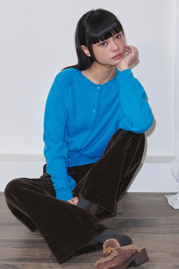 라운드 넥 메리노 울 가디건_블루는 부드러운 촉감의 울 소재로 제작되어 가을과 겨울에 따뜻하게 입을 수 있는 제품입니다. 라운드 넥 디자인과 무지 패턴으로 캐주얼하고 베이직한 스타일을 연출합니다. 긴 소매 기장으로 포근함을 더하며, 일상복으로 활용하기 좋습니다. 미니멀한 스타일을 선호하는 분들께 추천하는 가디건입니다. 블루 컬러로 어떤 코디에도 잘 어울립니다.
