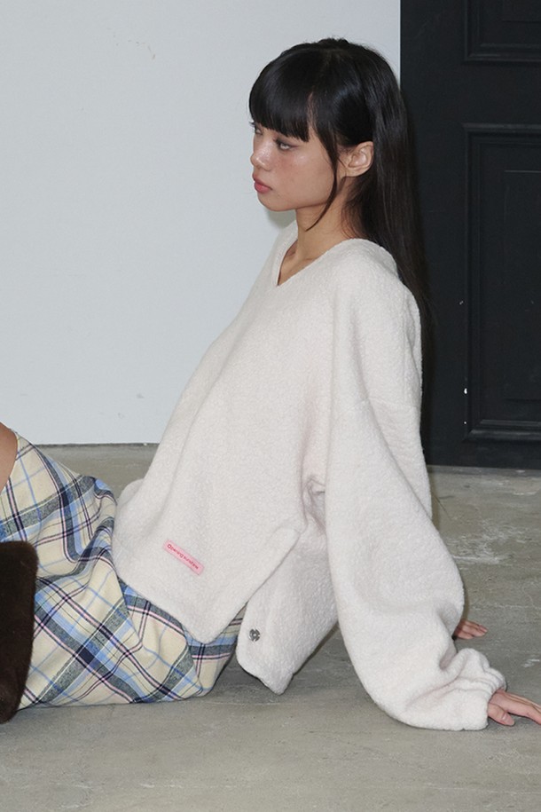 아이보리 컬러의 브이넥 부클 울 100% 루즈핏 티셔츠입니다. 가을, 겨울 시즌에 어울리는 두꺼운 두께감과 부드러운 촉감의 부클레 원단으로 제작되었습니다. 캐주얼, 클래식, 미니멀 스타일을 모두 아우르며, 출근룩과 모임룩으로 활용하기 좋습니다. 넉넉한 루즈핏과 긴소매 디자인으로 편안한 착용감을 선사합니다.
