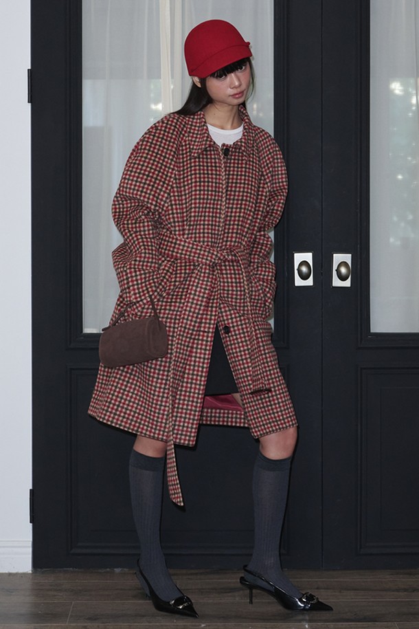 체크 패턴 래글런 싱글 롱 코트_레드는 캐주얼과 클래식 스타일을 모두 아우르는 아우터입니다. 가을과 겨울, 두 계절에 걸쳐 활용 가능하며, 래글런 디자인과 싱글 버튼 여밈으로 편안하면서도 세련된 핏을 연출합니다. 롱 기장의 레드 컬러 체크 코트는 데이트룩, 출근룩, 모임룩 등 다양한 TPO에 매치하여 개성 있는 스타일을 완성할 수 있습니다. 두꺼운 두께감으로 따뜻함을 더하며, 미니멀한 스타일을 선호하는 분들께도 추천합니다.
