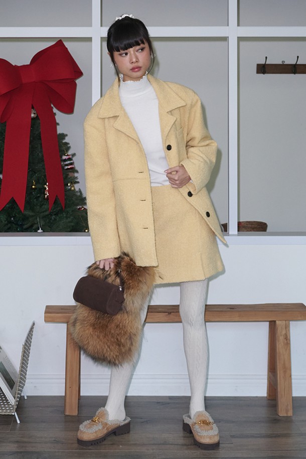 부클 울 오버핏 재킷_버터는 부드러운 촉감의 부클 소재와 울 소재를 사용하여 가을, 겨울 시즌에 따뜻하게 입을 수 있는 아우터입니다. 캐주얼, 미니멀, 클래식 스타일을 모두 아우르는 디자인으로, 오버핏으로 제작되어 편안한 착용감을 선사합니다. 버터 색상으로 부드럽고 포근한 느낌을 주며, 무지 패턴으로 다양한 스타일과 쉽게 매치할 수 있습니다. 긴 소매 기장과 두꺼운 두께감으로 보온성을 높였습니다. 일상에서 편안하게 즐겨 입을 수 있는 매력적인 자켓입니다.
