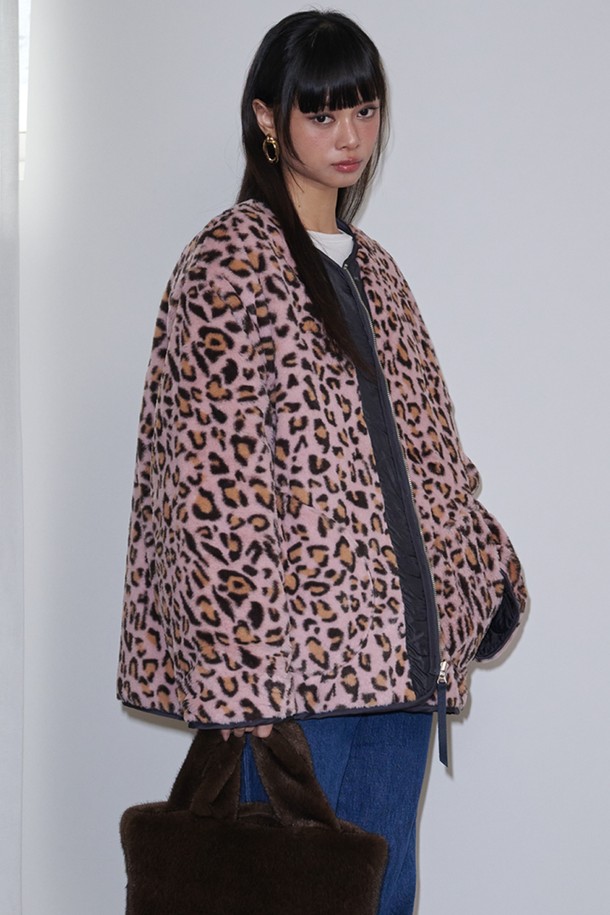 차콜과 핑크 컬러 배색이 돋보이는 레오파드(leopard) 패턴의 리버시블 퀼팅 퍼 재킷입니다. 여성 의류로, 캐주얼하고 미니멀한 스타일을 연출하기 좋습니다. 안감까지 퍼 소재로 제작되어 부드러운 촉감과 뛰어난 보온성을 제공하며, 가을과 겨울에 따뜻하게 착용할 수 있습니다. 두꺼운 두께감에 집업 스타일로 간편하게 여밀 수 있으며, 레귤러 핏과 긴 소매 기장으로 편안한 착용감을 선사합니다. 
