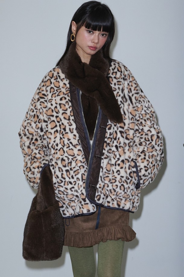 레오파드 리버서블 퀼티드 퍼 재킷_브라운+크림은 겨울철 데이트룩을 위한 따뜻하고 스타일리시한 아우터입니다. 브라운과 크림, 차콜, 핑크 4가지 컬러로 출시되어 다양한 스타일 연출이 가능하며, 안감은 부드러운 촉감의 폴리에스테르와 나일론 소재로 제작되었습니다. 두꺼운 두께감과 퀼팅 디테일로 보온성을 높였으며, 리버시블 디자인으로 두 가지 스타일을 즐길 수 있습니다. 캐주얼, 클래식, 레트로 무드를 모두 아우르는 매력적인 퍼 재킷입니다.
