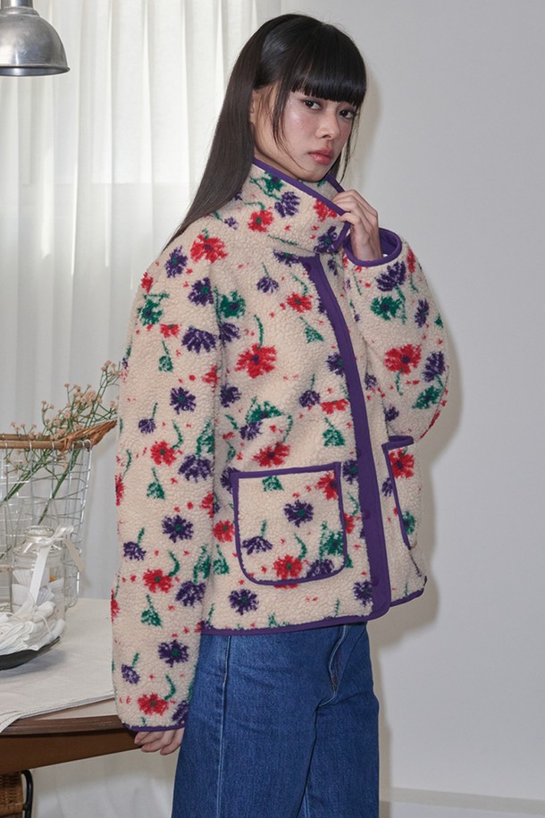 베이지 컬러의 플라워 패턴 플리스 재킷입니다. 포근하고 부드러운 플리스 소재로 제작되어 가을과 겨울철 따뜻하게 입을 수 있습니다. 캐주얼한 스타일로 일상복으로 활용하기 좋으며, 집업 방식으로 편안하게 착용 가능합니다. 두께감이 있어 추운 날씨에도 든든하게 몸을 감싸줍니다. 플라워 패턴이 돋보이는 디자인으로, 미니멀한 룩에 포인트를 더해줍니다.
