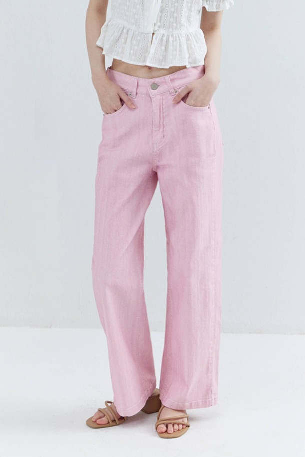 세미 와이드 핑크 데님 팬츠는 여성용 데님 팬츠입니다. 베이직한 스타일로 캐주얼, 미니멀, 클래식 룩에 모두 잘 어울립니다. 면, 나일론, 폴리우레탄 혼방 소재로 제작되어 사계절 내내 착용 가능하며, 세미 와이드 핏으로 편안함과 스타일을 동시에 잡았습니다. 워싱 처리와 옆선 앞쪽 이동 디자인, 허리라인 요크 디테일이 돋보이며, 폴드업 연출이 가능합니다. 스판덱스 함유로 활동성을 높였습니다.
