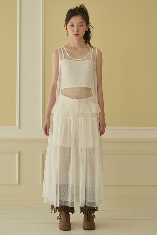 도트 시스루 롱 레이어드 메쉬 드레스_아이보리는 여성스러운 무드를 연출하는 원피스입니다. 부드러운 촉감의 나일론과 폴리에스테르 혼방 소재로 제작되어 봄, 여름 시즌에 시원하게 착용 가능합니다. 라운드넥과 민소매 디자인에 도트 패턴과 레이스 디테일이 더해져 우아하고 페미닌한 스타일을 완성합니다. 시스루 소재와 레이어드 디자인, 플리츠 디테일이 특징이며, 레귤러핏으로 편안하게 착용할 수 있습니다. 데이트룩, 카페룩, 모임룩 등 다채로운 TPO에 로맨틱, 클래식, 미니멀한 스타일로 연출해보세요.
