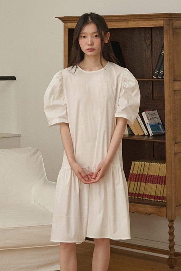 백 리본 셔링 드레스는 여성스러운 분위기를 연출하는 캐주얼 원피스입니다. 부드러운 면, 나일론, 스판덱스 혼방 소재로 제작되어 편안한 착용감을 선사하며, 은은한 광택감이 고급스러운 느낌을 더합니다. 라운드넥에 백 리본 디테일, 퍼프 소매, 밑단 러플 디자인이 돋보이며, 미니 기장으로 경쾌한 스타일을 완성합니다. 데이트룩, 카페룩, 봄 소풍룩 등 다양한 TPO에 활용 가능하며, 스타일은 걸리시, 미니멀룩을 즐기는 분들께 추천합니다. 화이트와 블랙 두 가지 컬러로 만나보세요.

