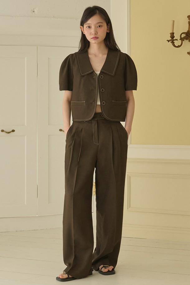 썸머 투턱 와이드 팬츠_브라운은 여름 시즌 시원하게 즐길 수 있는 여성용 와이드 팬츠입니다. 베이직하고 클래식한 무드의 디자인으로, 오피스룩이나 출근룩에 적합합니다. 얇고 부드러운 폴리에스테르 소재로 제작되어 린넨과 유사한 쿨 터치감을 선사하며, 가볍게 착용할 수 있습니다. 투턱 디자인과 메탈 버튼 디테일, 사이드 포켓으로 실용성을 더했으며, 내추럴한 플리츠 디테일이 돋보입니다. 브라운, 네이비, 블랙 세 가지 색상으로 제공됩니다.
