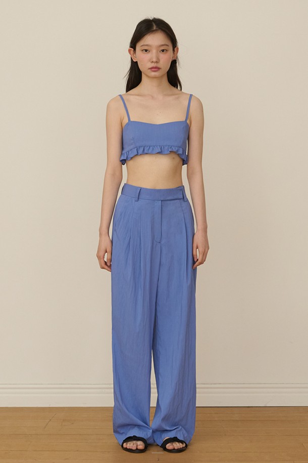 와이드 투턱 팬츠_빈티지 블루는 부드러운 촉감의 레이온, 나일론 혼방 소재로 제작되어 봄, 여름 시즌에 시원하게 착용하기 좋습니다. 릴렉스 핏으로 편안함을 선사하며, 우아하고 클래식한 스타일을 연출합니다. 투턱 디테일과 허리 훅 여밈으로 디자인의 완성도를 높였으며, 차분한 빈티지 블루 컬러가 매력적입니다. 데이트룩, 카페룩, 오피스룩 등 다양한 TPO에 활용 가능하며, 클래식, 미니멀, 시크 스타일을 즐기는 여성분들께 추천합니다. 비슷한 색상의 상의와 함께 세련된 셋업 스타일링도 가능합니다.
