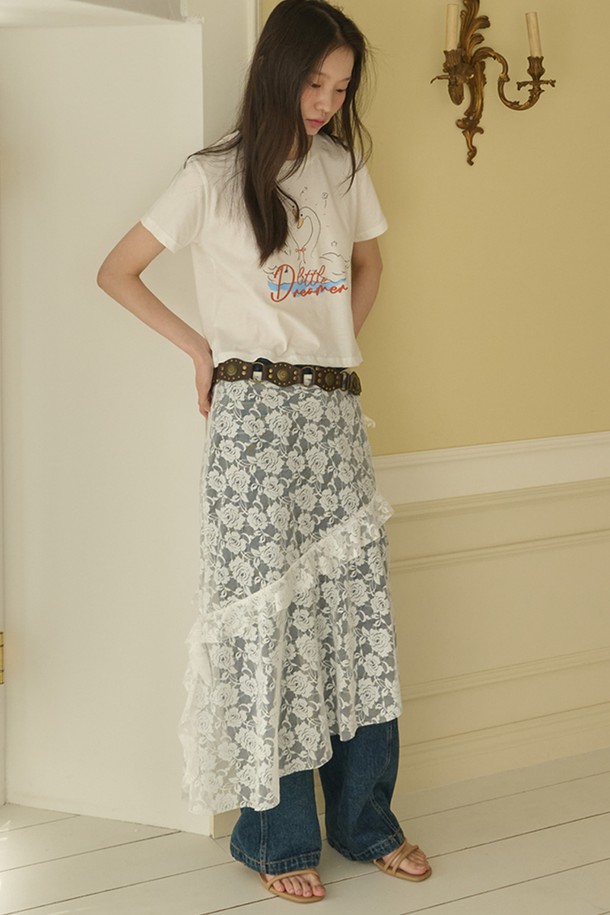 로지 레이스 러플 레이어드 스커트 (화이트)는 우아하고 엘레강스한 스타일을 연출해 줍니다. 로즈 패턴 레이스, 사이드 슬릿, 리본 디테일, 대각선 러플 디자인이 돋보이며, A라인의 루즈핏으로 편안하게 착용 가능합니다. 봄, 여름에 어울리며, 얇고 부드러운 나일론, 스판덱스 소재로 제작되어 은은한 광택을 선사합니다. 데이트룩, 모임룩, 소개팅룩에 적합하며, 클래식, 로맨틱, 미니멀 스타일을 즐기는 여성분들께 추천합니다. 다리가 길어 보이는 효과를 주는 레그라인 강조 디자인으로 여성스러운 실루엣을 완성해 보세요.
