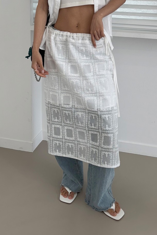 시스루 자수 레이스 슬릿 스커트는 봄, 여름 시즌 여성의 우아하고 엘레강스한 스타일을 완성해 줄 아이템입니다. 부드러운 레이온과 나일론 혼방 소재로 제작되어 편안한 착용감을 선사하며, 릴랙스 핏과 H라인 실루엣으로 은은한 여성스러움을 강조합니다. 허리 스트링으로 사이즈 조절이 가능하며, 롱 사이드 슬릿 디자인이 시원하고 세련된 느낌을 더합니다. 이너 라이닝이 포함되어 비침 걱정 없이, 데이트룩, 카페룩, 휴가룩 등 다양한 TPO에 맞춰 클래식, 미니멀, 로맨틱 스타일을 연출할 수 있습니다. 특히, 시스루 자수 레이스 셔츠와 함께 세트 아이템으로 활용하여 더욱 스타일리시하게 연출해 보세요.
