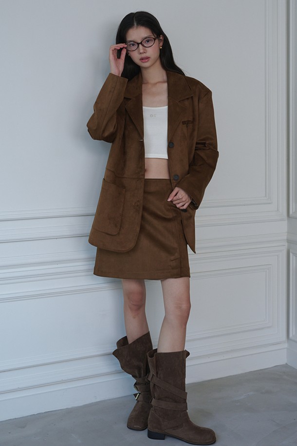 SET_스웨이드 오버핏 3버튼 재킷+포켓 미니 스커트_카멜 세트는 가을, 겨울에 어울리는 여성 의류 세트입니다. 부드러운 스웨이드 텍스처의 카멜 컬러로, 데일리룩과 오피스룩, 모임룩까지 소화 가능한 활용도 높은 아이템입니다. 테일러드 네크라인의 오버핏 3버튼 재킷과 A라인 미니스커트가 세련된 클래식, 미니멀, 시크 스타일을 연출합니다. 자켓에는 포켓 디테일이, 스커트에는 슬릿이 있어 활동성을 더했으며, 안감 처리가 되어 있어 편안하게 착용할 수 있습니다. 폴리에스테르와 스판덱스 혼방으로 제작되어 부드러운 촉감과 우수한 착용감을 선사합니다.
