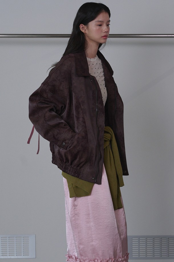 빈티지 봄버 레더 재킷 (초콜릿 브라운)은 가을, 캐주얼 및 레트로 스타일을 위한 여성 아우터입니다. 오버핏, 두꺼운 두께감, 부드러운 촉감의 폴리우레탄/폴리에스터 혼방 소재로 제작되었습니다. 코듀로이 칼라, 앞뒤 절개 라인, 가슴 포켓, 어깨 패드, 밑단 밴딩, 워싱 처리 등 다양한 디테일이 돋보입니다. 일상 및 데이트룩에 잘 어울리며, 집업 방식으로 간편하게 착용할 수 있습니다. 긴 소매 기장의 레귤러 기장으로 편안하게 즐길 수 있습니다.
