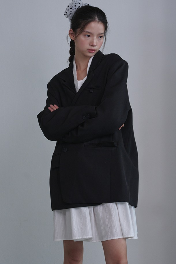 오버핏 백 슬릿 블레이저_블랙은 미니멀한 스타일을 추구하는 여성들을 위한 테일러드 블레이저입니다. 늦가을부터 초겨울까지 착용하기 좋으며, 폴리에스테르와 스판덱스 혼방 소재로 제작되어 편안한 착용감을 제공합니다. 블랙과 브라운 두 가지 색상으로 출시되었으며, 오피스룩, 출근룩, 모임룩 등 다양한 TPO에 활용 가능합니다. 싱글 버튼 여밈 방식에 레귤러 기장으로 세련된 실루엣을 연출하며, 백 슬릿 디테일과 숄더 패드, 웰트 포켓이 특징입니다. 긴 소매 기장과 안감 마감으로 고급스러운 느낌을 더했습니다.
