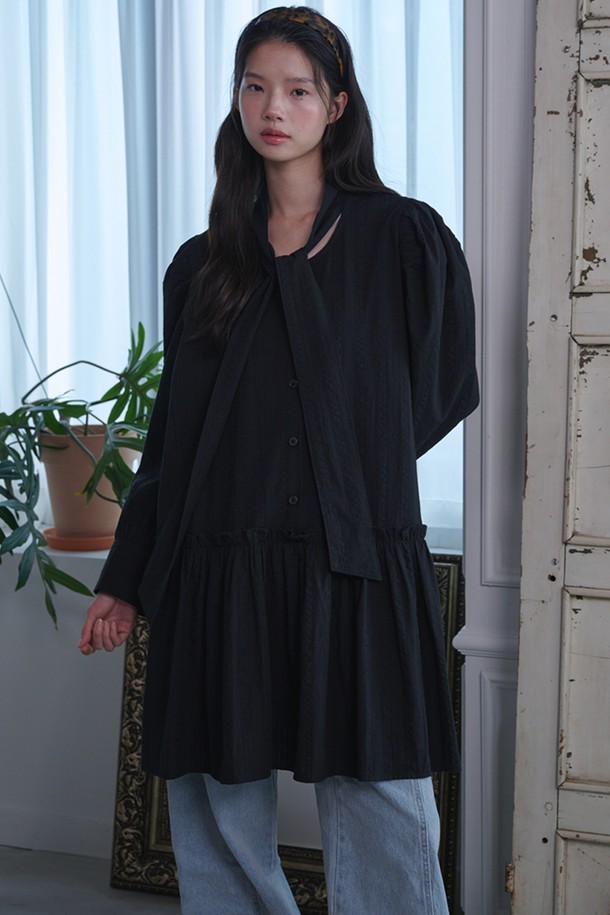 퍼프 슬리브 스카프 미니 드레스_블랙은 스퀘어 넥 라인과 긴 소매, 얇은 두께로 제작되어 봄, 여름, 가을에 착용하기 좋습니다. 블랙과 화이트 색상으로 제공되며, 면 소재 특유의 부드러운 촉감이 특징입니다. 로맨틱하고 우아한 스타일을 연출하며, 스트라이프 패턴이 돋보입니다. 퍼프 소매, 스카프, 허리 러플, 타이 디테일이 더해져 데이트룩, 카페룩, 모임룩 등 다양한 TPO에 맞춰 클래식하고 미니멀하게 스타일링할 수 있습니다. 레귤러핏으로 편안하게 착용 가능하며, 다양한 스타일링이 가능한 매력적인 미니 원피스입니다.
