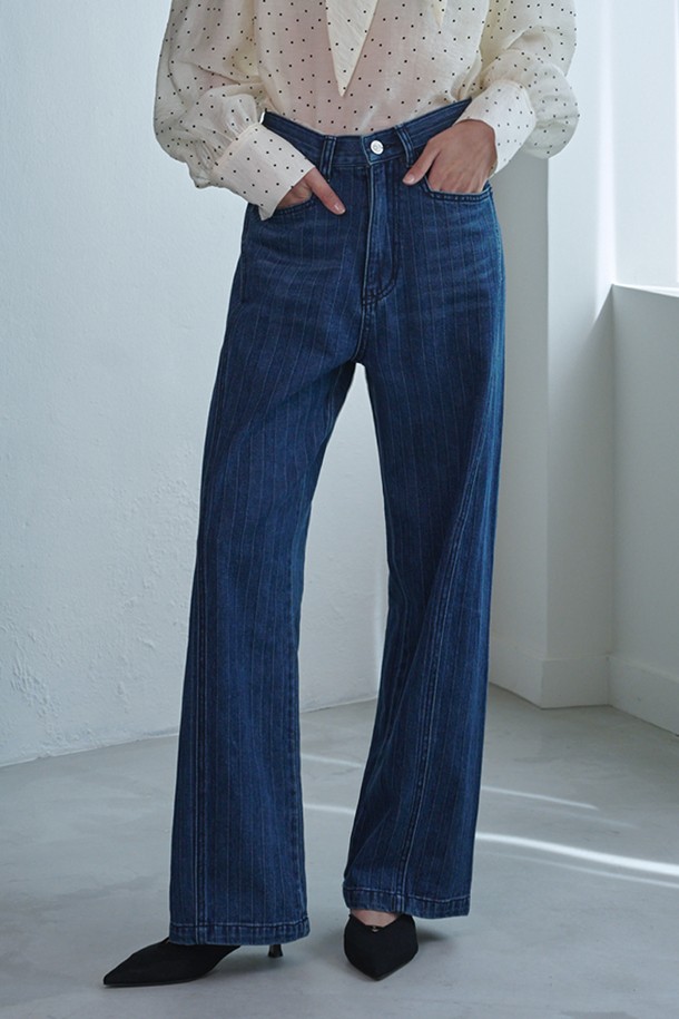 딥블루 컬러의 로우라이즈 스트라이프 데님 팬츠입니다. 부드러운 촉감의 데님 소재로 제작되었으며, 봄, 가을 시즌에 적합합니다. 캐주얼, 미니멀, 클래식 스타일을 모두 소화할 수 있으며, 루즈핏과 자연스러운 워싱이 편안한 착용감을 선사합니다. 데이트룩, 쇼핑룩 등 다양한 TPO에 활용 가능하며, 유니크한 커팅 라인이 돋보이는 디자인입니다. 긴 기장으로, 다리가 길어 보이는 효과를 줍니다.
